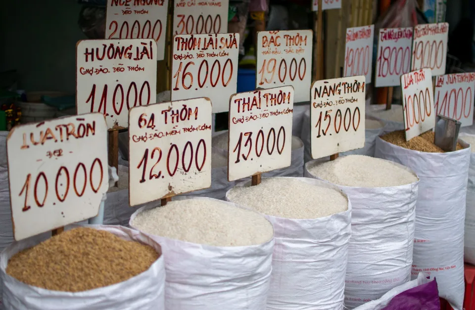 Khu cân đong và bảng giá
